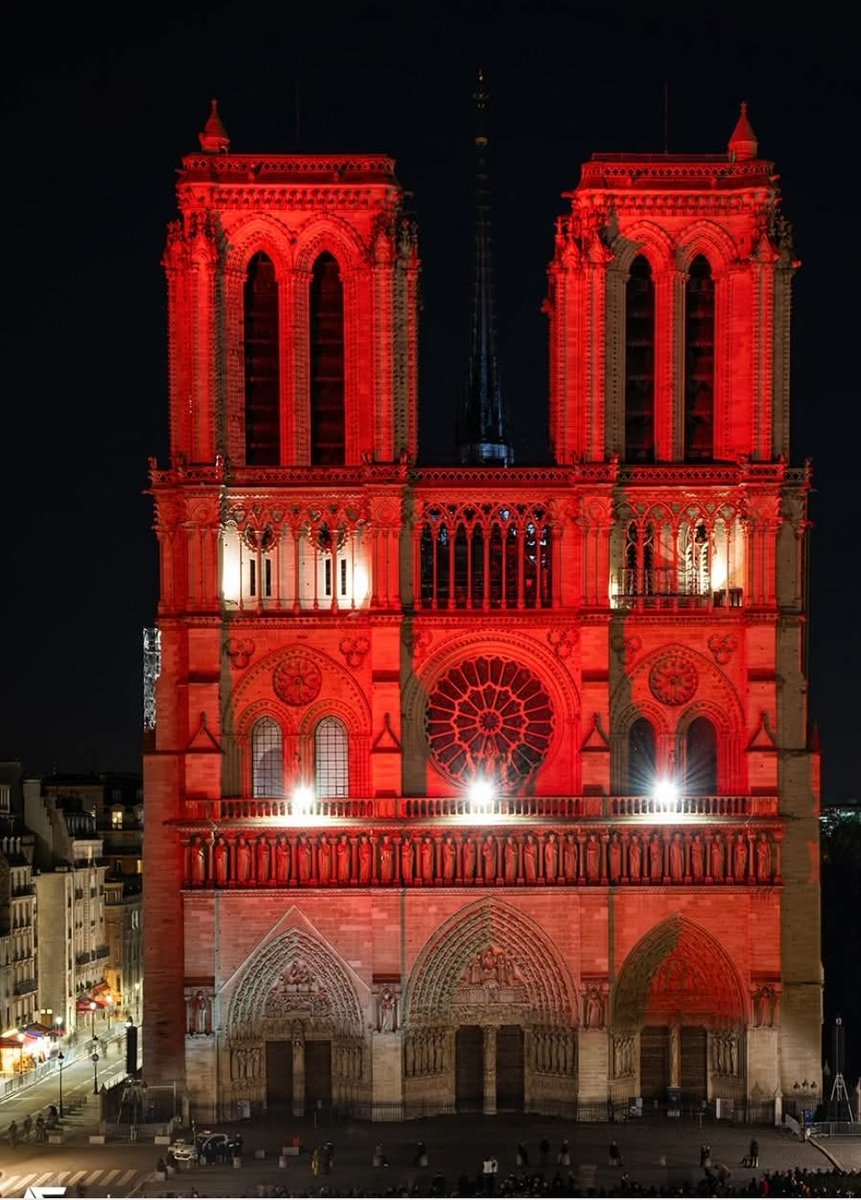 SansGauchee's tweet photo. Ce soir c'est la "RedWeek".
Le Sacré-Coeur, Notre-Dame, l'obélisque de la Concorde et le Pont Neuf seront illuminés en rouge (demain aussi pour Notre-Dame) dès la tombée de la nuit.
La #RedWeek illumine les bâtiments pour faire mémoire des chrétiens persécutés dans le monde https://t.co/7GUFyWGbGX
