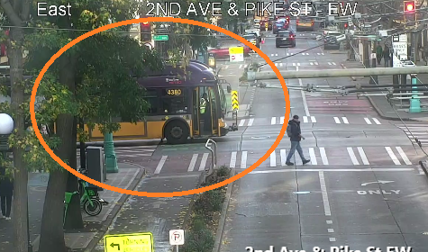 パイク ストリートの 3 番街の左 SB レーンを塞いでいる立ち往生車両。注意してください。