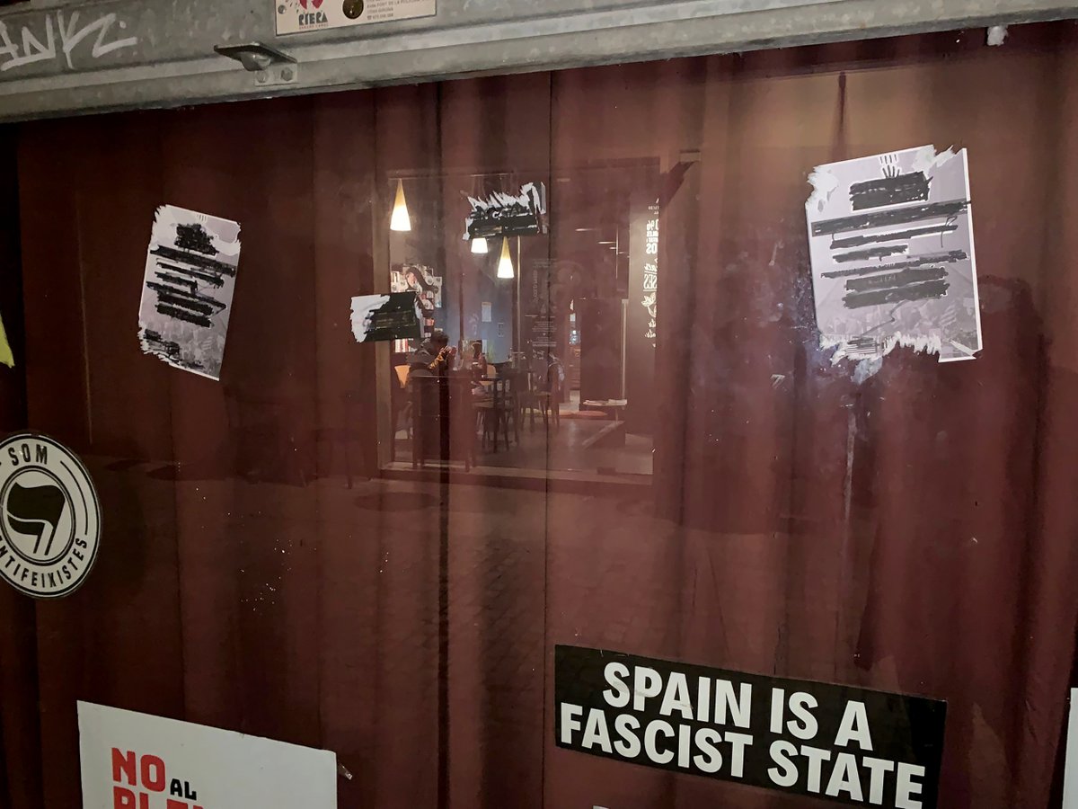 Han aparegut bretolades feixistes al nostre aparador i al carrer, però ja hem netejat la merda.
No ens amaguem: fem front al discurs d’odi.

📢 Dissabte 22/11, 11 h · Plaça del Vi, Girona.

#GironaAntifa #GironaAntiracista #NoPassaran #TotesContraElFeixisme #FemFrontAlFeixisme