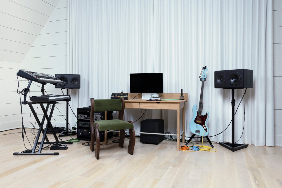 chartdata's tweet image. Apple Music expected to reveal their ‘Artist of the Year’ tomorrow.