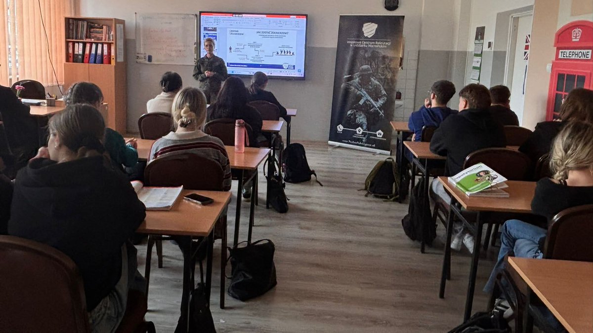 WCR_Lidzbark_W's tweet image. 🆕 Kolejne spotkanie z uczniami 🤝
👉 Tym razem nasz #MZR - Mobilny Zespół Rekrutacyjny 🚍 odwiedził Katolickie Liceum Ogólnokształcące w Lidzbarku Warmińskim  🙂
👉 Uczniom  przedstawione zostały ochotnicze formy służby wojskowej, kierunki studiów 🎓 na uczelniach 🧑‍🏫