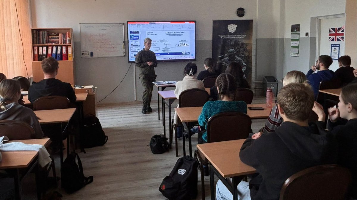 WCR_Lidzbark_W's tweet image. 🆕 Kolejne spotkanie z uczniami 🤝
👉 Tym razem nasz #MZR - Mobilny Zespół Rekrutacyjny 🚍 odwiedził Katolickie Liceum Ogólnokształcące w Lidzbarku Warmińskim  🙂
👉 Uczniom  przedstawione zostały ochotnicze formy służby wojskowej, kierunki studiów 🎓 na uczelniach 🧑‍🏫