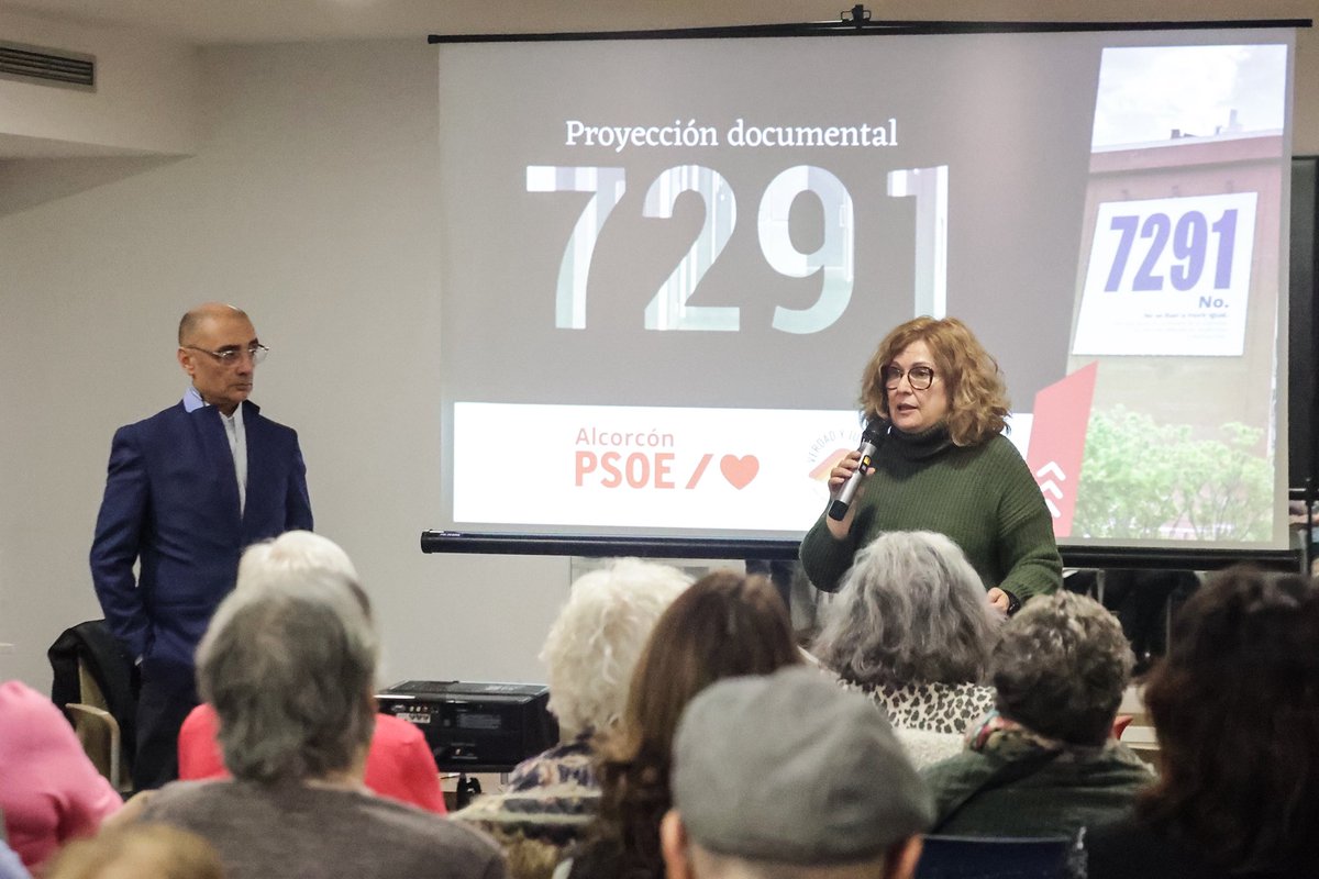psoealcorcon's tweet photo. 🔴Con una gran participación de vecinos y vecinas, por primera vez en un espacio público de Alcorcón, la ciudad ha podido conocer los protocolos de la vergüenza que la Comunidad de Madrid aplicó  en Residencias de Mayores y que causaron la muerte de 7291 personas en el  #Covid19 https://t.co/u76YxHSUDU