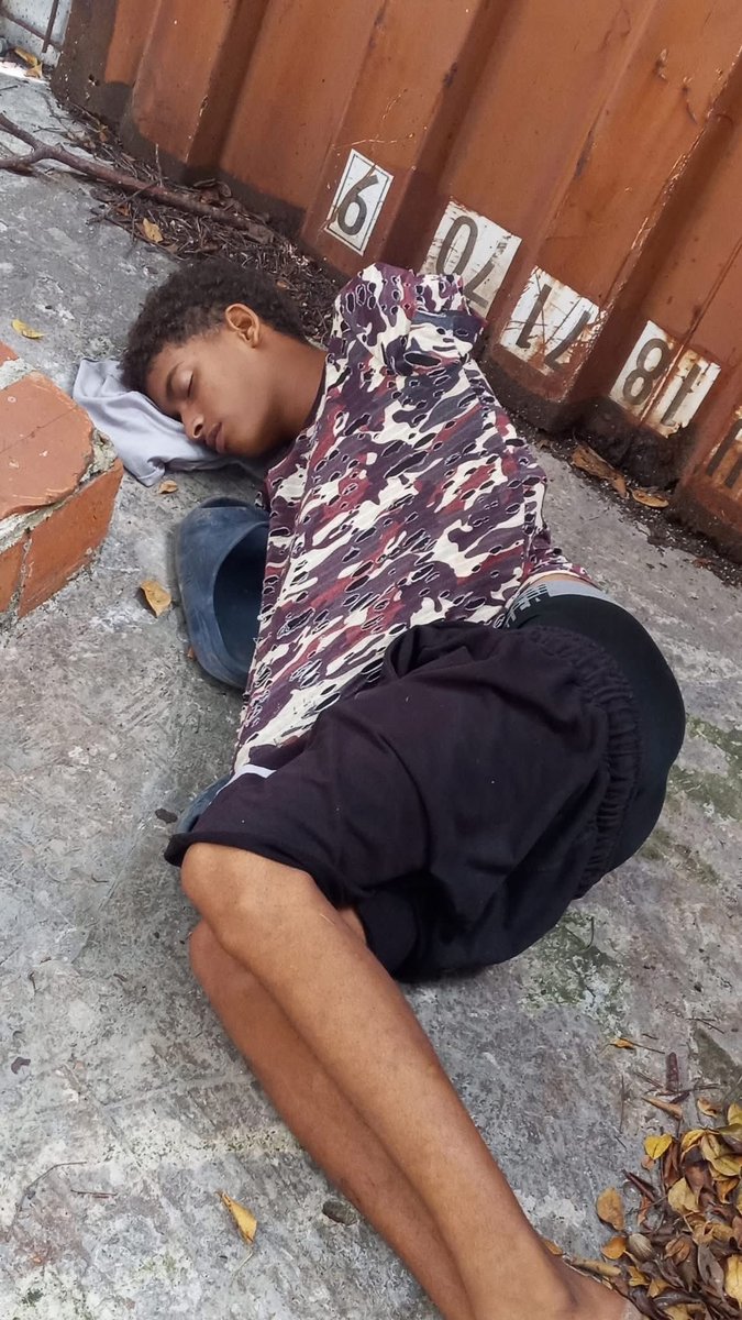 Zona 11, Alamar. Lleva más de dos semanas durmiendo en la calle. Pero la revolución no deja a nadie desamparado, ¿verdad?