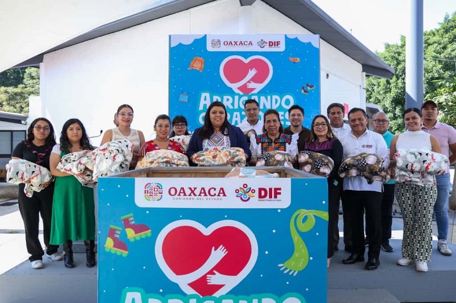 ✅ Aporta Coordinación de Comunicación Social cobijas a la colecta Abrigando Corazones 2025 ✅

•Ante la convocatoria del Sistema DIF, la Secretaría de Honestidad, Transparencia y Función Pública también entregó su apoyo dirigido a grupos prioritarios para la temporada invernal