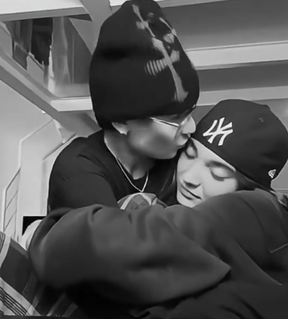 civuolecuore_'s tweet image. &quot;l&apos;amore è qualcosa che ho sempre fatto fatica a gestire, in qualche modo l&apos;ho messo da parte spesso fino ad arrivare al momento in cui non ho più potuto metterlo da parte perché era diventato troppo importante, troppo vero&quot; 
siete casa, siete l&apos;amore più puro e sincero 🤍