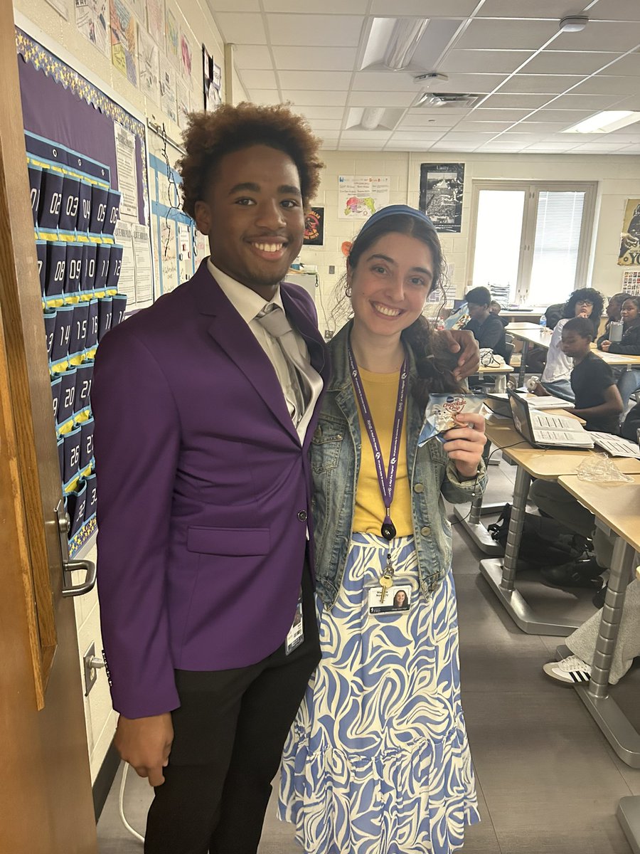 rvhs's tweet image. 🎉 Happy American Education Week, Blazer Family!
A huge thank you to the Smooth Movement organization for stopping by and treating our faculty and staff with sweet surprises today! 🍬🍩
We appreciate your kindness and continued support for Ridge View! #BlazerPride #AEW2025