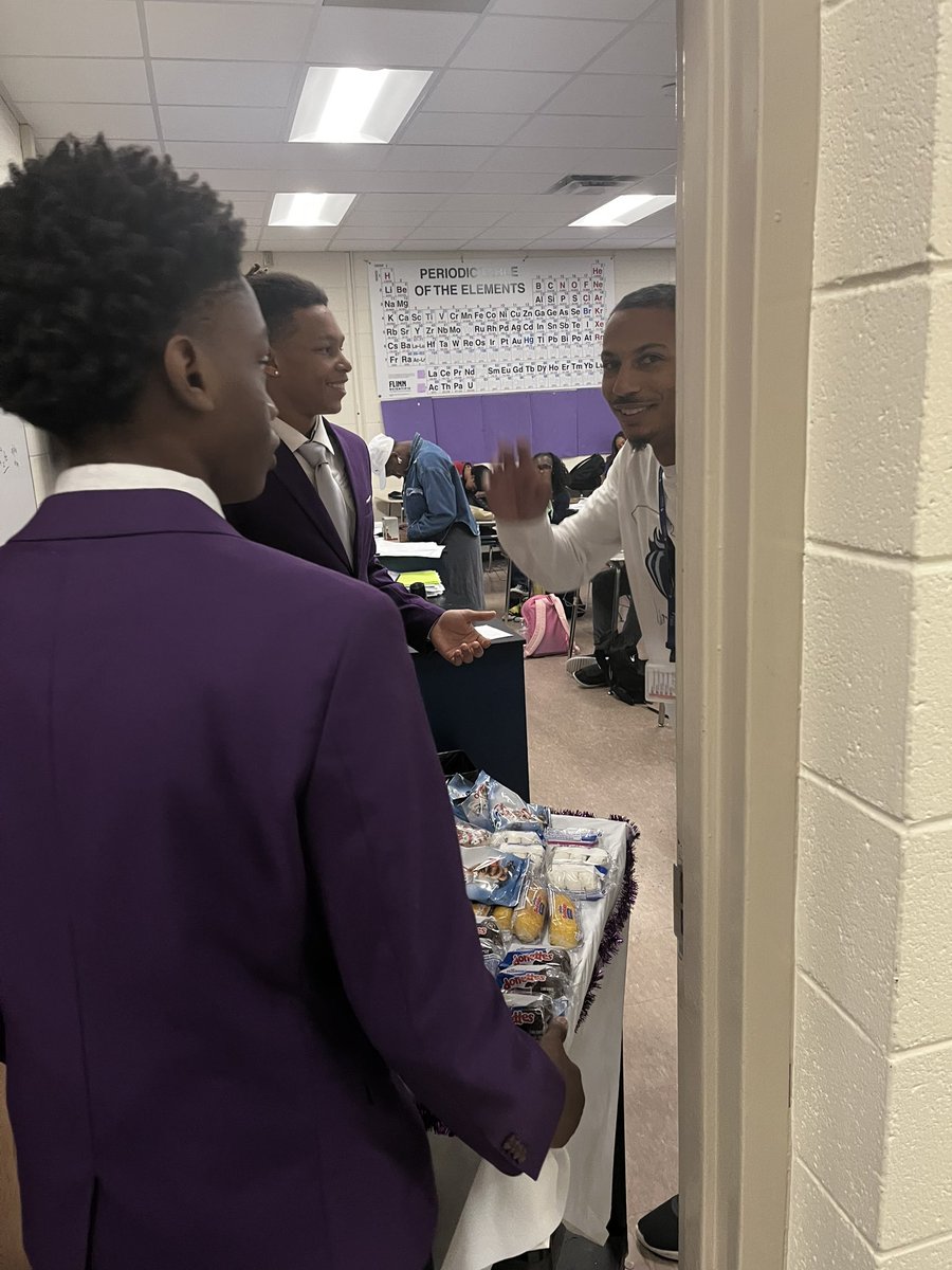 rvhs's tweet image. 🎉 Happy American Education Week, Blazer Family!
A huge thank you to the Smooth Movement organization for stopping by and treating our faculty and staff with sweet surprises today! 🍬🍩
We appreciate your kindness and continued support for Ridge View! #BlazerPride #AEW2025