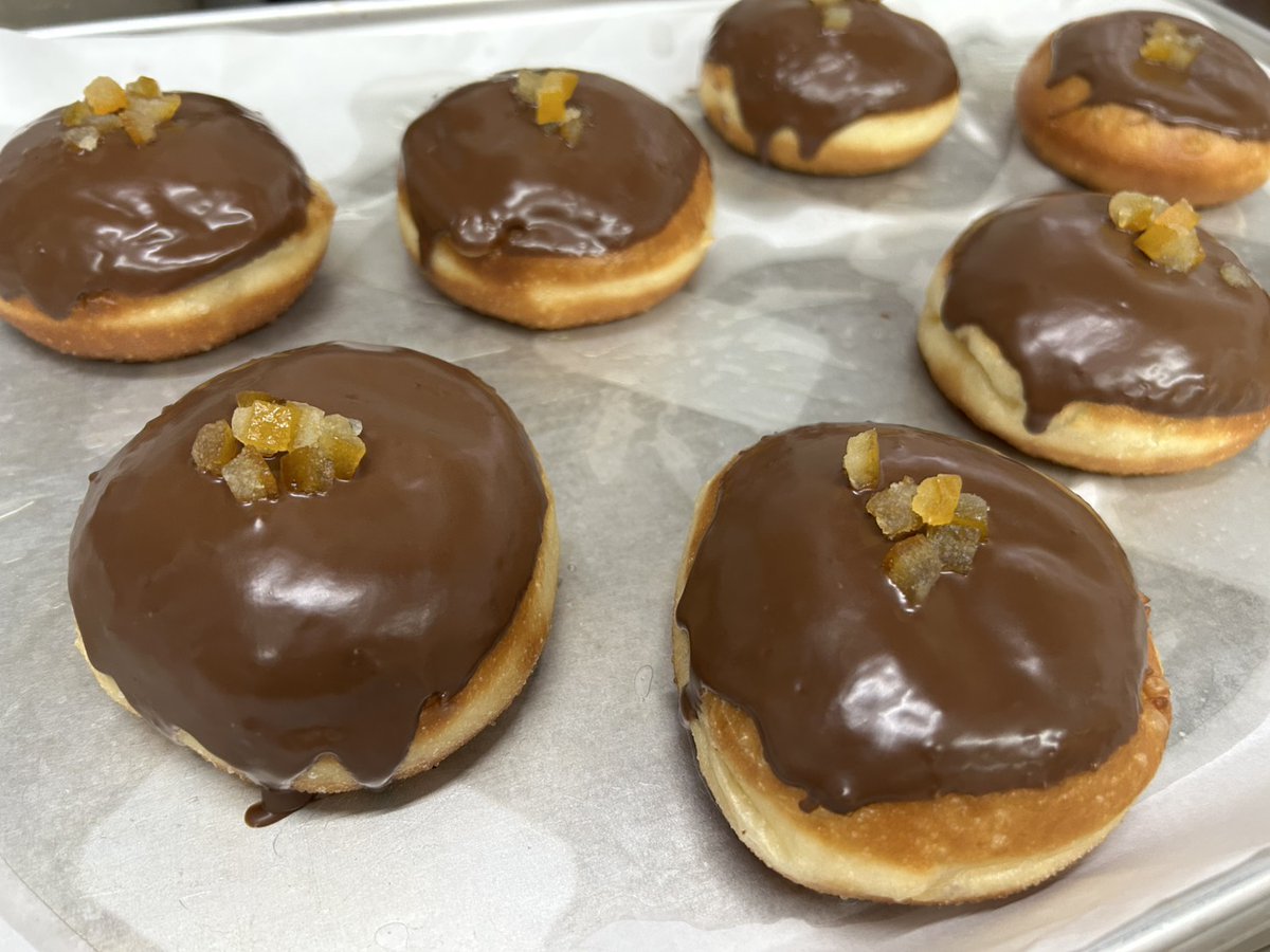 BreadPlusTO's tweet image. 富山県高岡市からおはぷらすです！

クルマのフロントガラスちょみっとパリパリしてたッ！皆様通勤通学お気をつけて(*´︶`*)ﾉ

マリリンにトーストメニューの冊子作ってもろた🍞届くのはもう少し先かな
両サイドは実写、真ん中のはAI画像を使用しています。

本日もブレプラ元気に8時オープンです！🦍