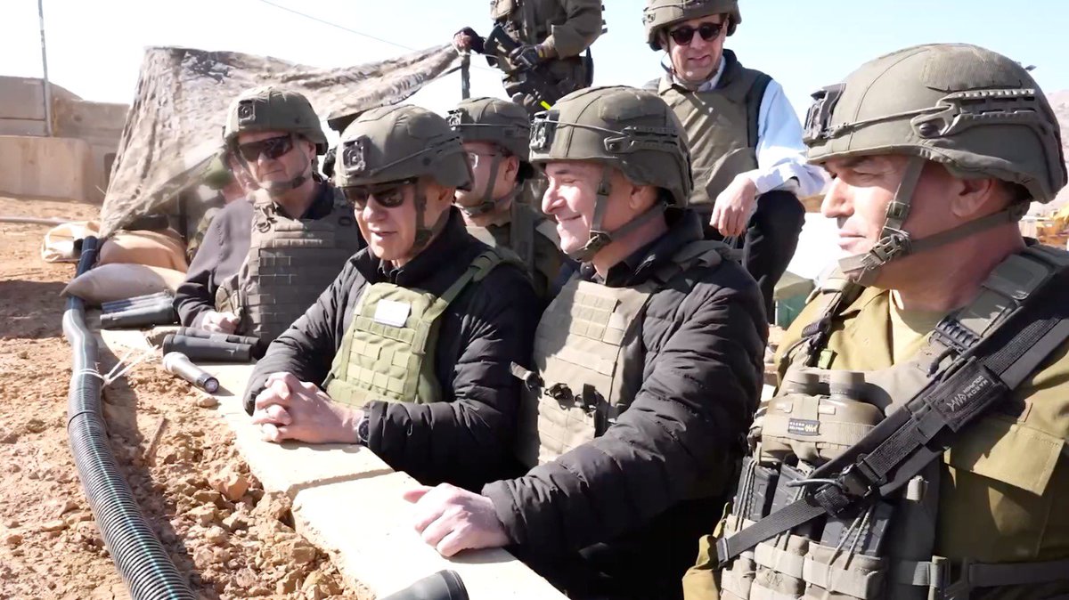 ليس عيبا أن يدخل عدوّك إلى أرضك، فالحرب سجال ويوم له منك ويوم لك منه، بل العيب هو أن يدخل عدوّك إلى أرضك آمنا سالما دون أن يمر على عظام رجالك المهشمة تحت الدبابات وجثامين نسائك وأطفالك المدفونة تحت الركام.
بل العيب كل العيب أن يدخل عدوّك إلى أرضك آمنا سالما وهو يمر على جثامين  🇸🇾