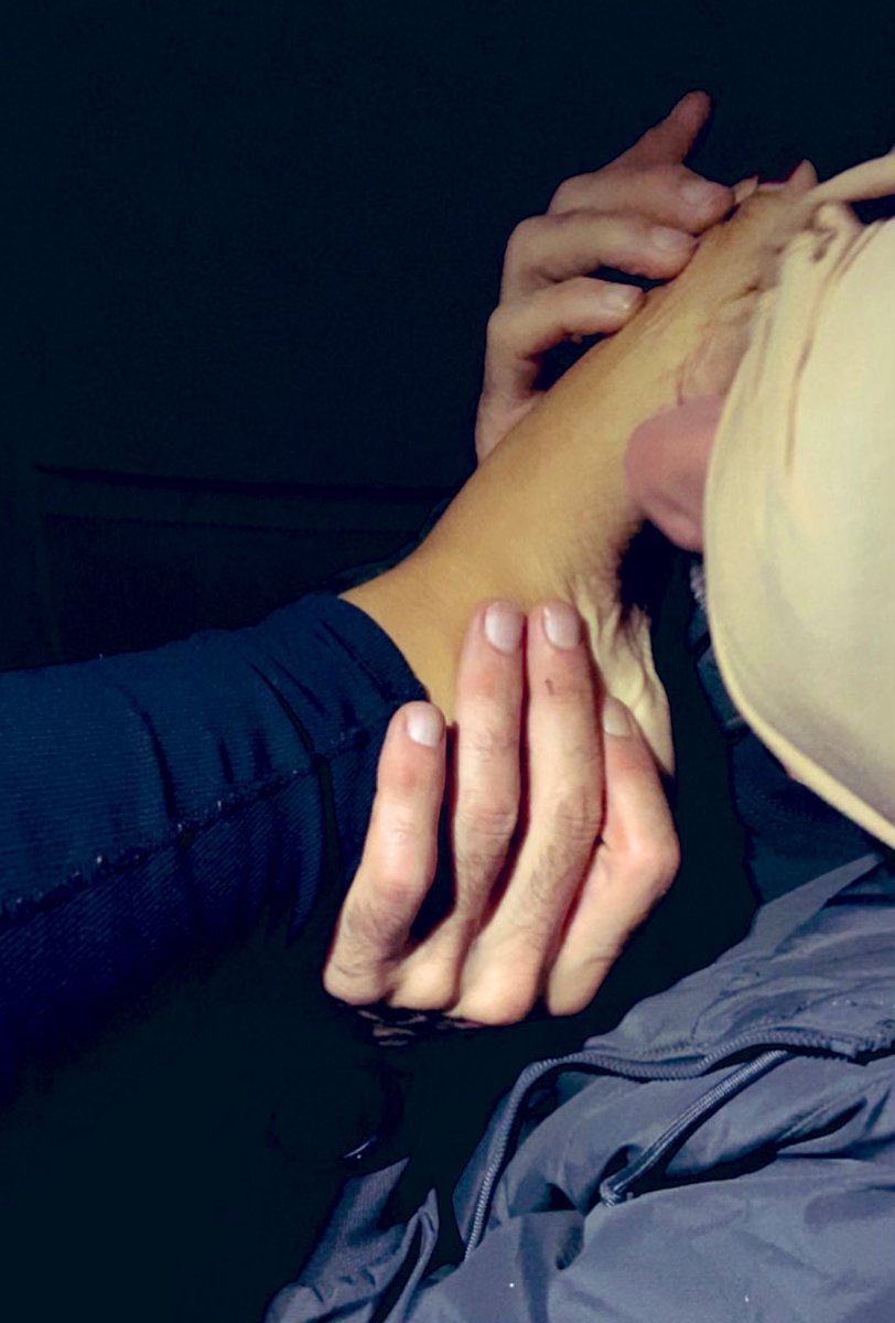 Jemand Neues süchtig gemacht nach meinen traumhaften Füßen 😏
Und er natürlich hat er brav abgedrückt! Wie es sich gehört! 
Und du Fotze kannst es nach machen! #fußsklave #fußfeetisch #findom #geldsklave