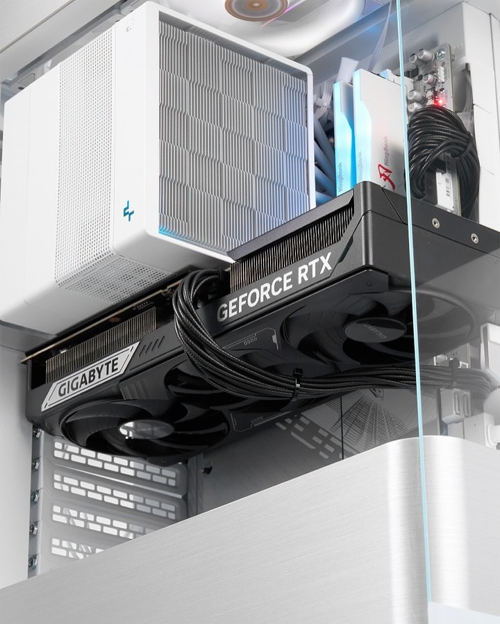 XPCMTeam's tweet image. Gigabyte ICE PC build by @mansacomputers 

#pcbuild #pcsetup #pcmodding #gamingpc #custompc #xpcm #gigabyte #aorus #phanteks