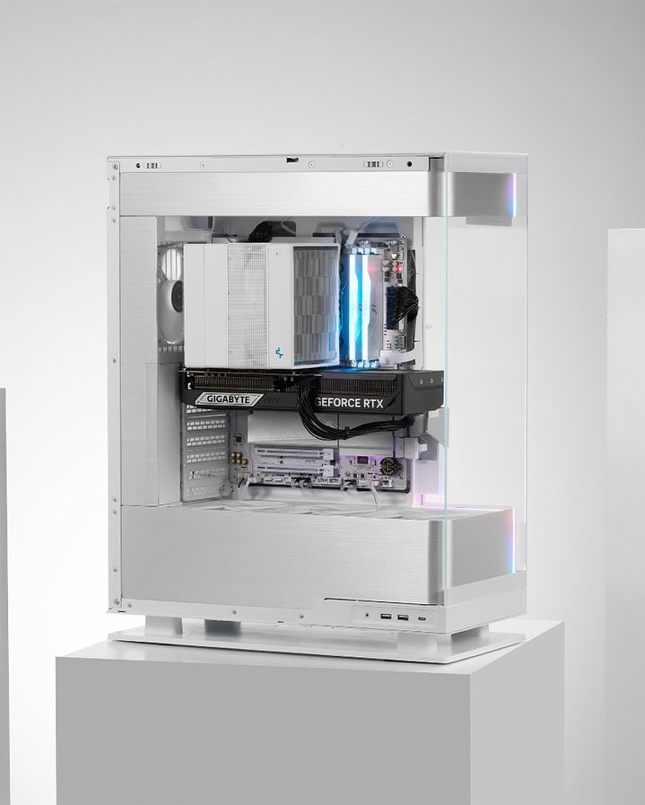 XPCMTeam's tweet image. Gigabyte ICE PC build by @mansacomputers 

#pcbuild #pcsetup #pcmodding #gamingpc #custompc #xpcm #gigabyte #aorus #phanteks