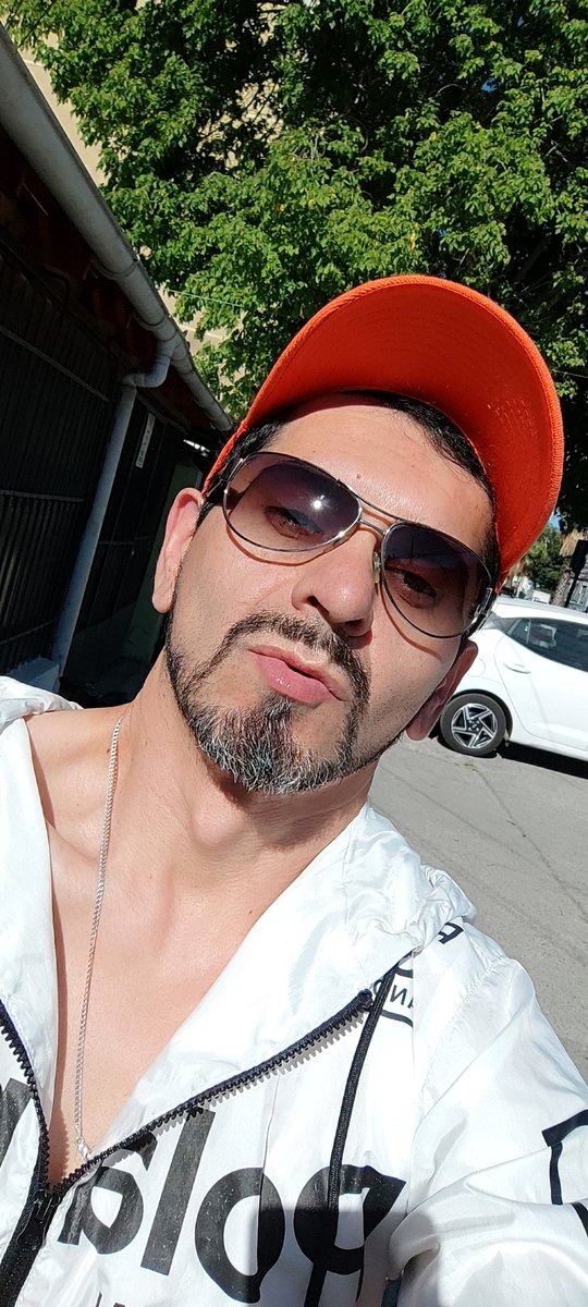 I am Luis Daniel, 45 years old, from Santiago, Chile 🇨🇱.