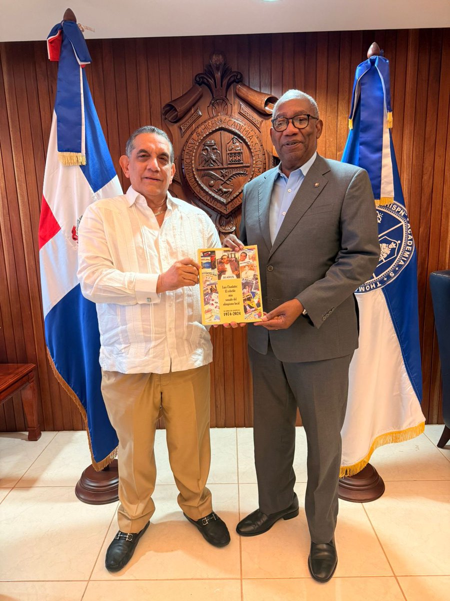 Hago entrega de mi más reciente libro, “El Rebelde más Sonado del Olimpismo”, al Dr. Editrudis Beltrán, Rector Magnífico de la Universidad Autónoma de Santo Domingo,(UASD).