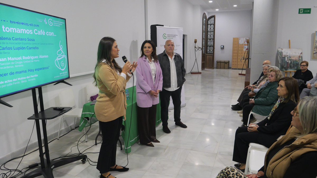 ContraCancerAL's tweet image. Hoy hemos estado en Berja resolviendo las dudas sobre el cáncer de mama con Juan Manuel Rodríguez, Jefe de la Sección de Cirugía. Unidad de Mama de @TorrecardenasHU 

👏🏻👏🏻 Gracias al @aytoberja por la colaboración. 

#todoscontraelcancer @MagdalenCantero