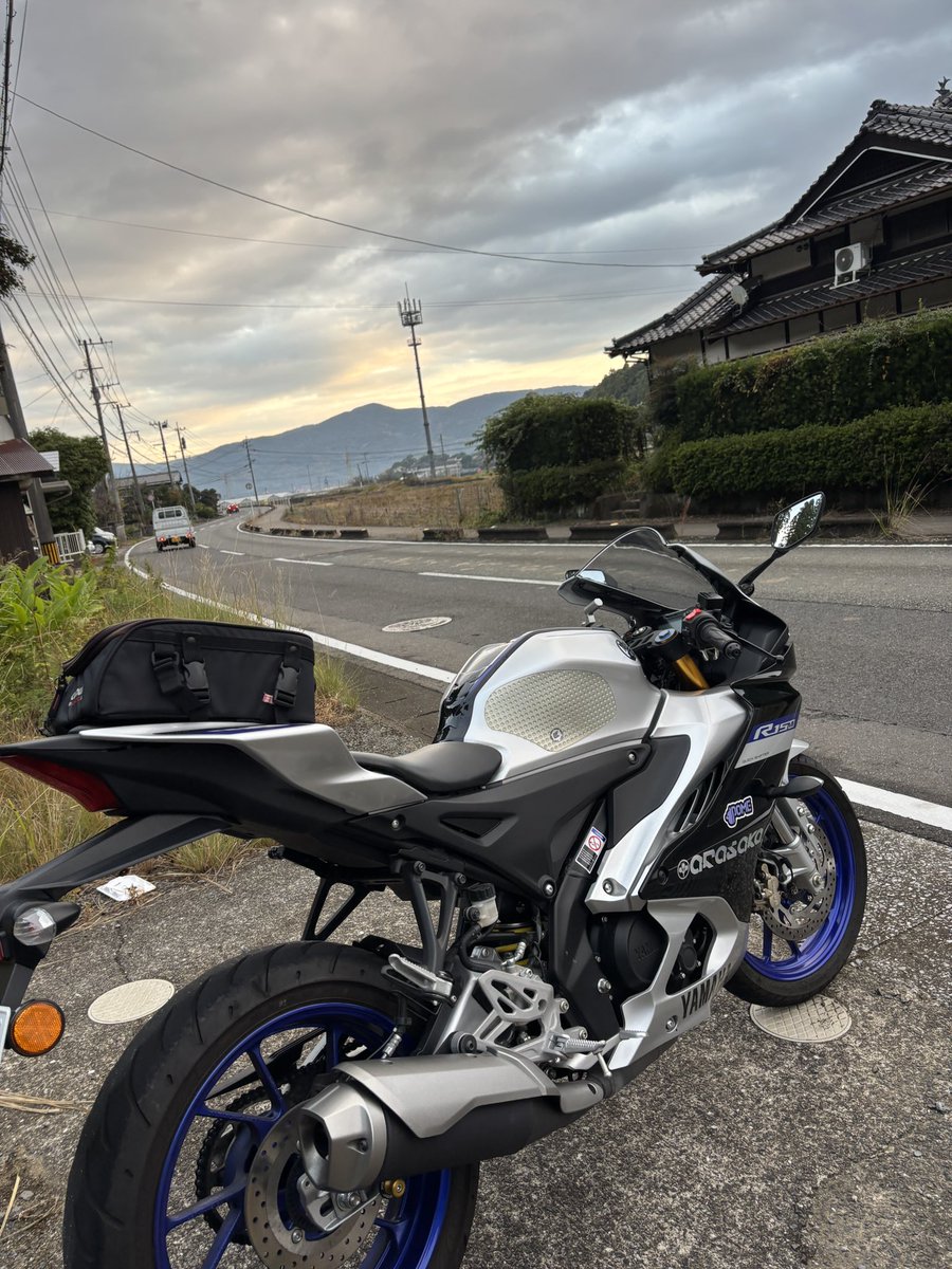 今日はR15Mくんで通勤ですよ
なんかスッキリしない天気じゃ•••