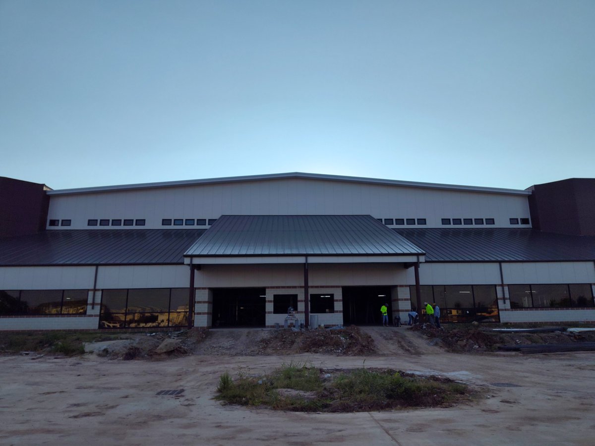 CHURCHof_X's tweet photo. Deep South Ice Rink .
To indoor Hockey League size ice skating rinks and one area where six collegiate volleyball courts are.

The House Terry built!!
Thank you Lord.
Only about 3-4 more months and will be finished.
#Richmond #Texas #Construction #Hockey #AWIP #Ironworkers #Rigid #Deepshouth