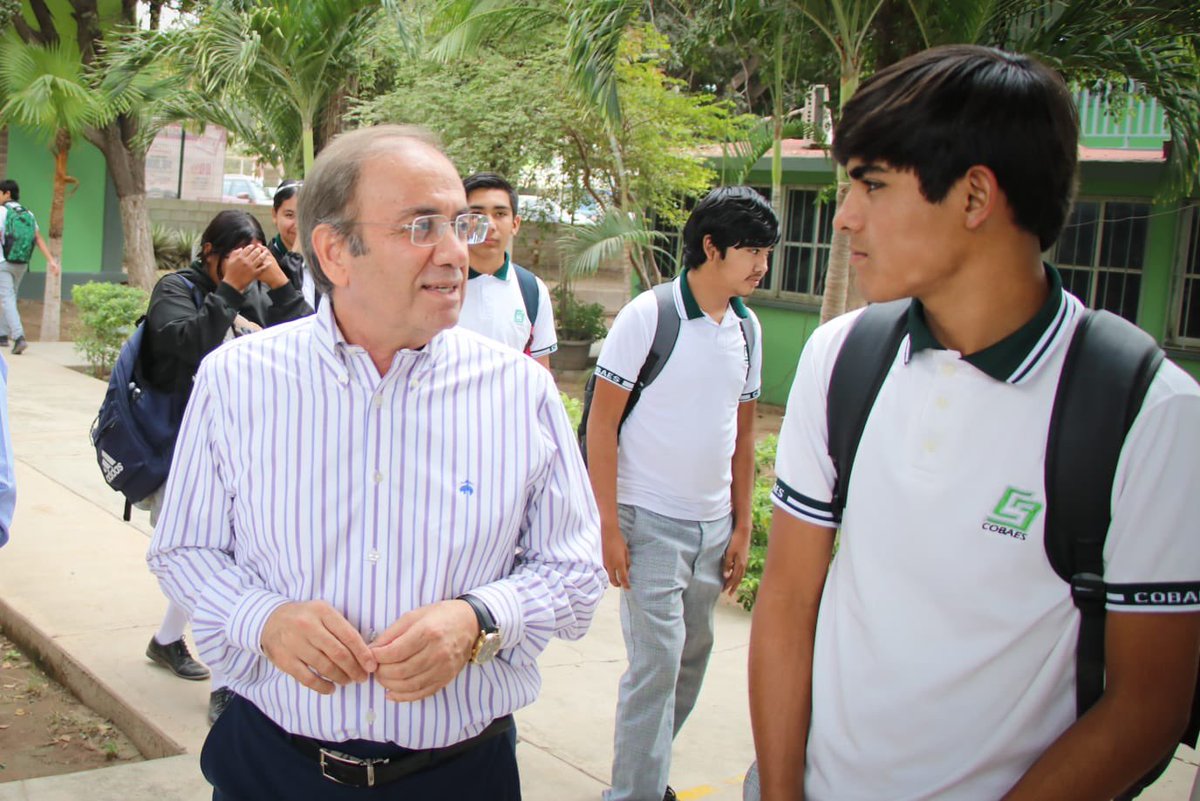 #NoticiasCOBAES | Durante su visita al Plantel 61 de La Palma, Navolato, el director de COBAES, <a href="/SanInzunza/">Santiago Inzunza Cazares</a>, anunció mejoras en infraestructura y nuevo equipamiento para Producción Agrícola e Informática, además de la reciente pintura y reposición de lámparas LED del plantel.