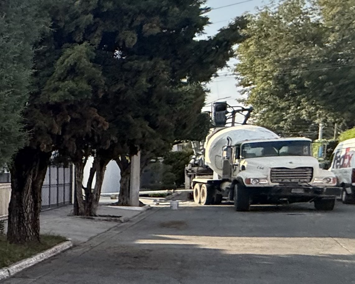 ONGlomabonita's tweet image. 🚨 Reporte Ciudadano
En la dirección Ballena 2975 esquina Morsa  se está realizando una construcción sin licencia, además pretenden hacer un salón de fiestas en una zona estrictamente residencial habitacional.
También hay camiones trompo de cemento obstruyendo la circulación…