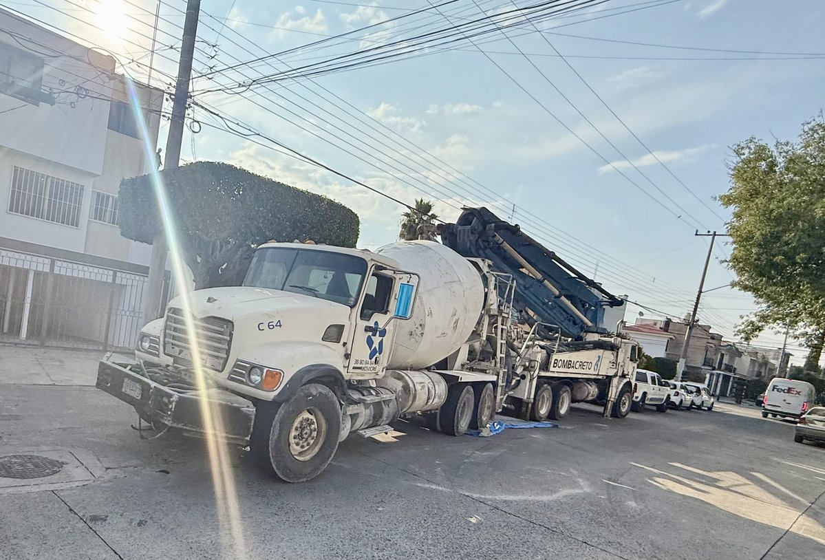 ONGlomabonita's tweet image. 🚨 Reporte Ciudadano
En la dirección Ballena 2975 esquina Morsa  se está realizando una construcción sin licencia, además pretenden hacer un salón de fiestas en una zona estrictamente residencial habitacional.
También hay camiones trompo de cemento obstruyendo la circulación…