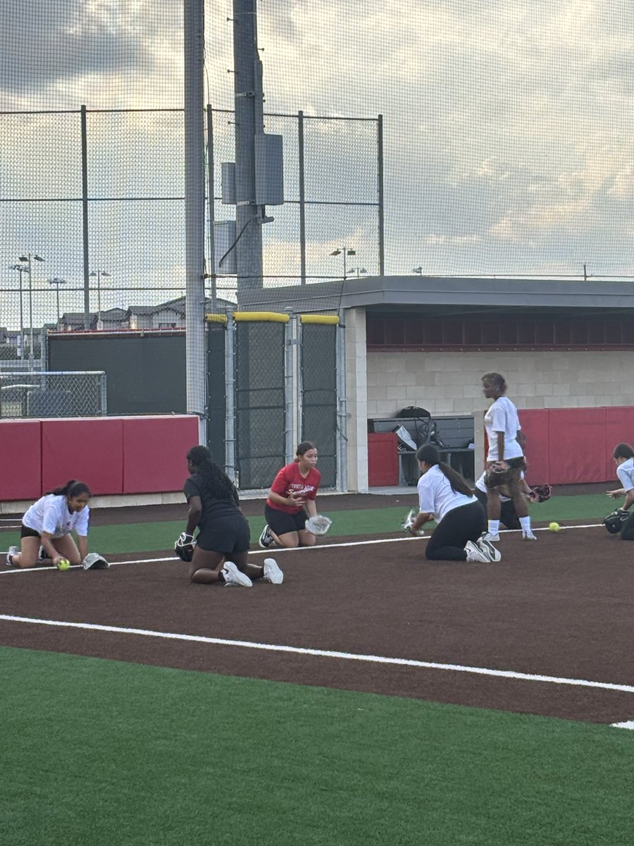 CyLakesSoftball's tweet photo. Open field🙌, and we broke out the new gear 🤗! #SoFreshAndSoClean #WAWG 🛡️ 🥎 @lakes_athletics https://t.co/FL3MuoTwR3