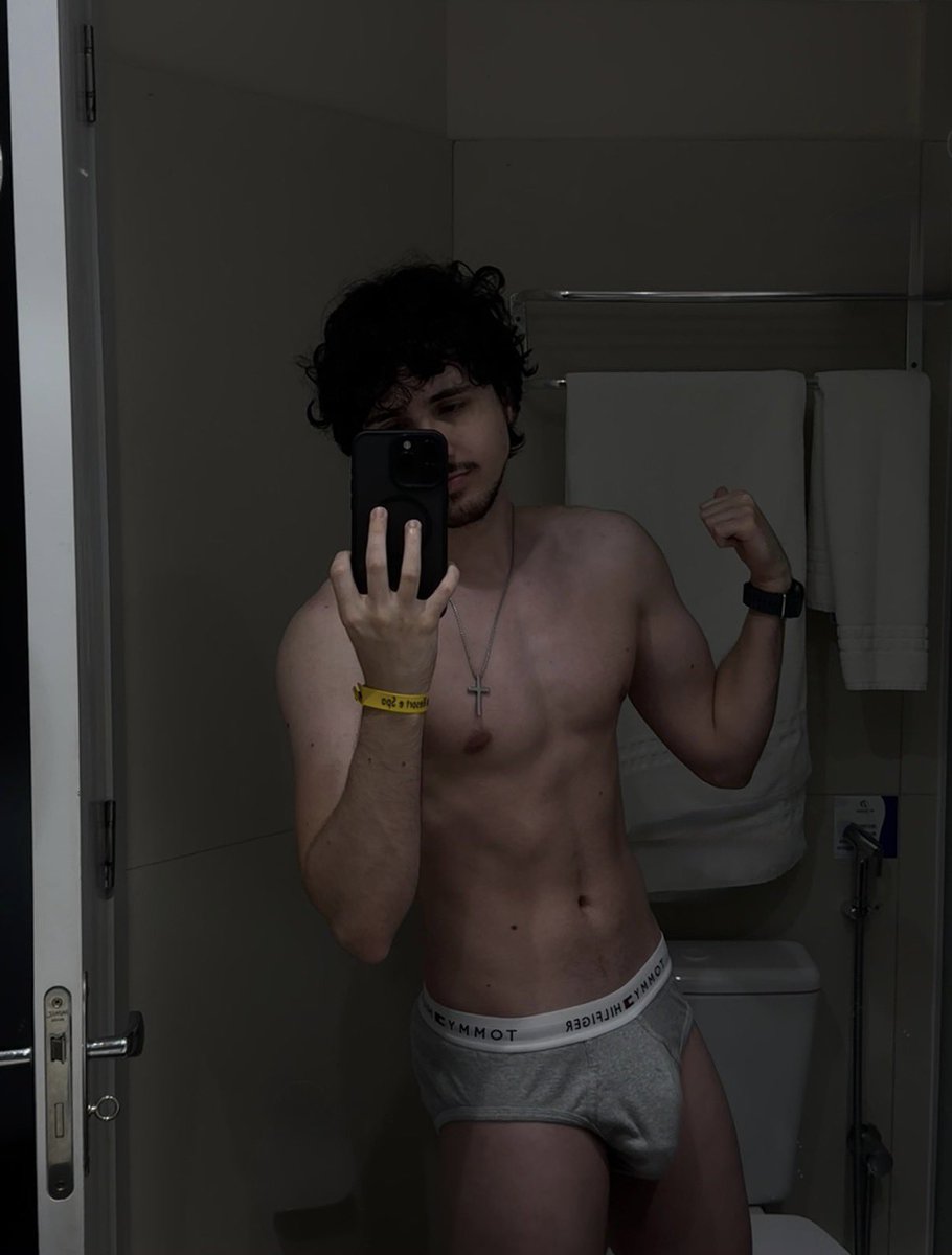 guxoxo_'s tweet photo. cueca cinza tem charme https://t.co/KxrhQEatYg