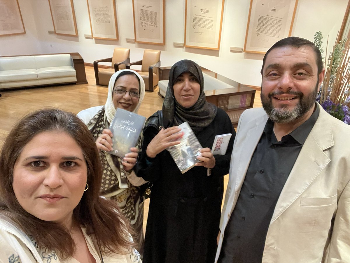 Shaimaalwatani's tweet image. مع الكاتب ( أيمن العتوم ) الذي قدم في مركز الشيخ إبراهيم محاضرتين بعنوان ( القراءة المنتجة في زمن السرعة ، الكتابة في زمن الذكاء الاصطناعي ) ، وكانت المرة الأولى التي أحصل فيها على أبيات شعرية كإهداء على الكتاب !

#شيماء_الوطني