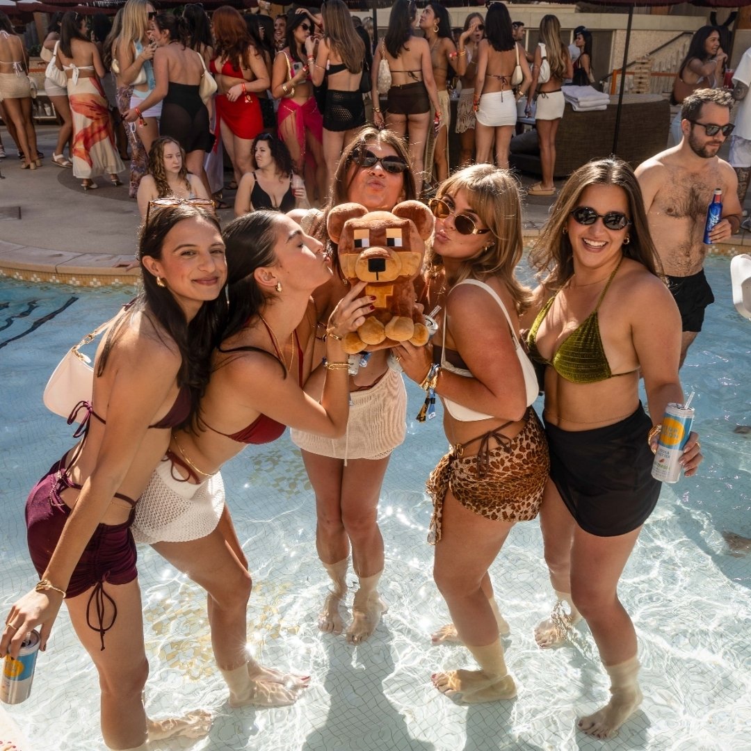 Hofers's tweet photo. Gary the plushie thats traveling the world

A THREAD 🧵

1. Gary makes an appearance at TAO Beach Club in Vegas

He was the star of the show (as always) https://t.co/erzSjMFamy