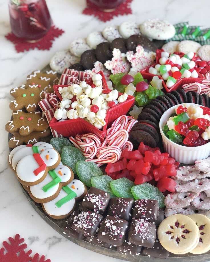 sweetapplegail's tweet image. ⏔⏔⏔ ꒰ ᧔⭐️᧓ ꒱ ⏔⏔⏔
★ BUILD YOUR OWN XMAS SLEEPOVER SNACK PLATTER!!★
 
⛄️#interactivethread for #edtwt + anyone who wants to play!! ⛄️
 
#foodpoll #distraction
♡ + ↻  appreciated