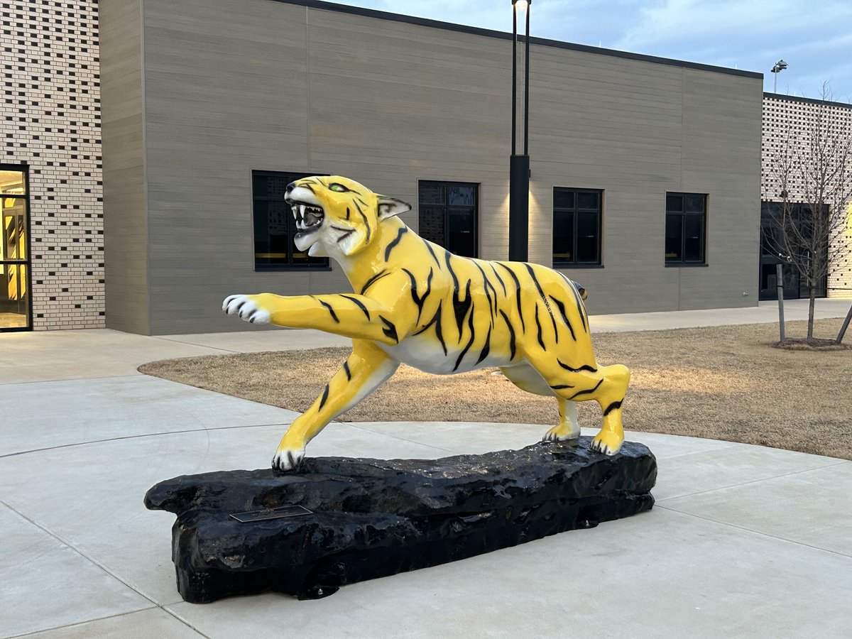_duanecase's tweet image. Thanks to the Krewe of Hernando for donating the new Tiger and for the grants given to Hernando teachers.