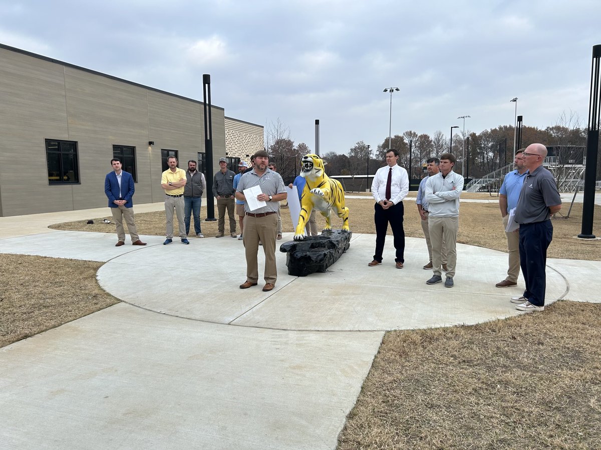 _duanecase's tweet image. Thanks to the Krewe of Hernando for donating the new Tiger and for the grants given to Hernando teachers.