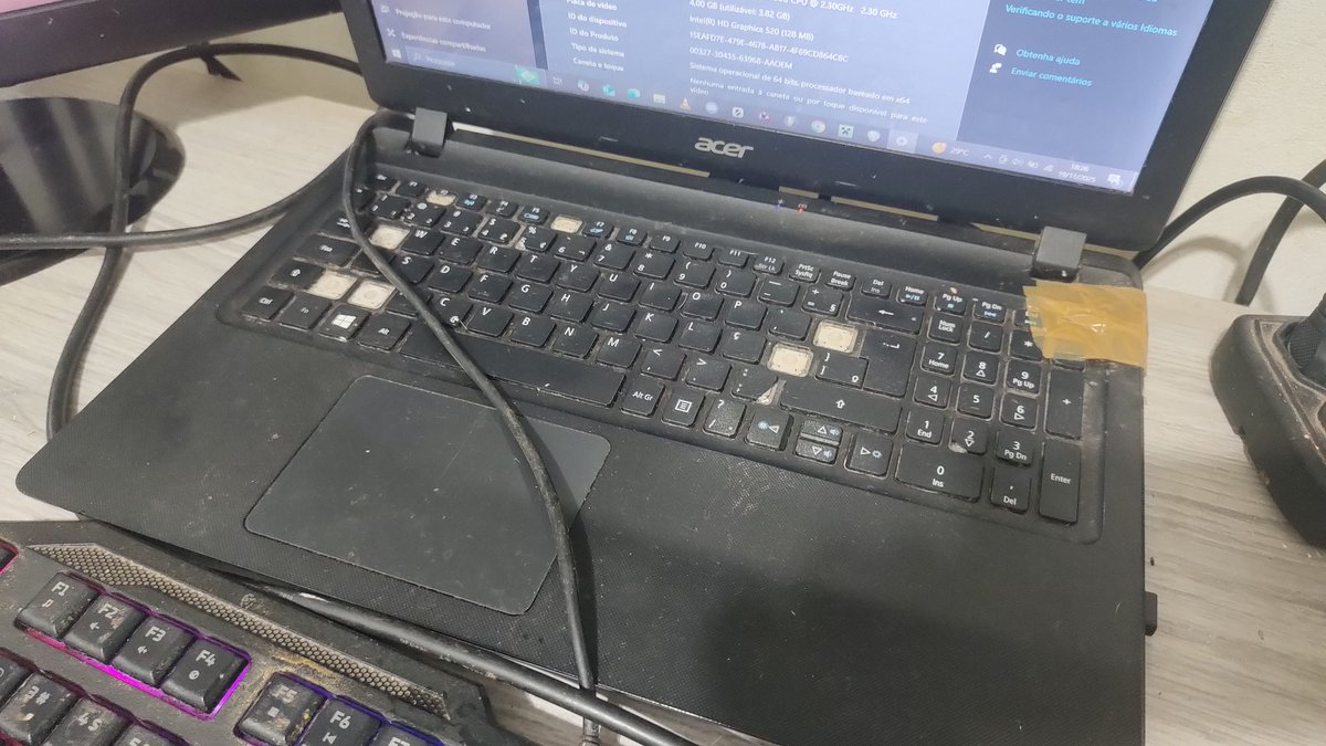 Olá! Meu nome é Luis Otávio, conhecido artisticamente como Zetê. Sou músico, beatmaker e produtor musical há 8 anos. Durante toda essa trajetória, meu notebook — que vocês veem na foto — tem sido meu companheiro diário de trabalho por quase 9 anos.