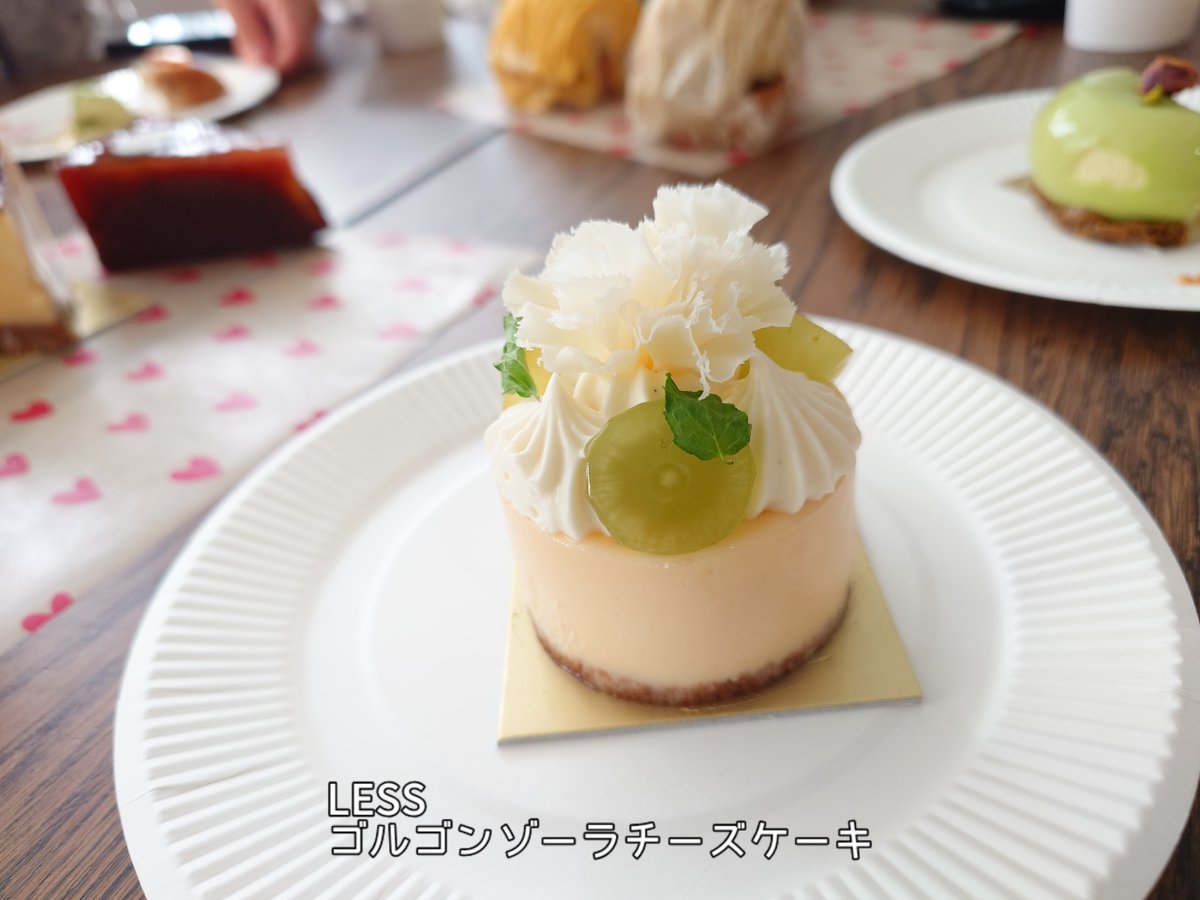 cakesukisin's tweet image. LESSのゴルゴンゾーラチーズケーキ
かなりクセつよ。私は大好き。塩味が強め、ゴルゴンゾーラの独特な香り。濃厚なチーズケーキにシャインマスカットの爽やかさをプラス。ツボれば沼るケーキ。

#LESS
#恵比寿
#ゴルゴンゾーラチーズケーキ