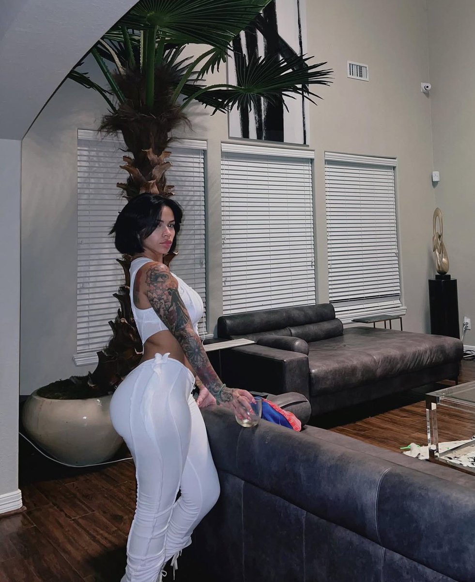 softestfem's tweet image. big mama.