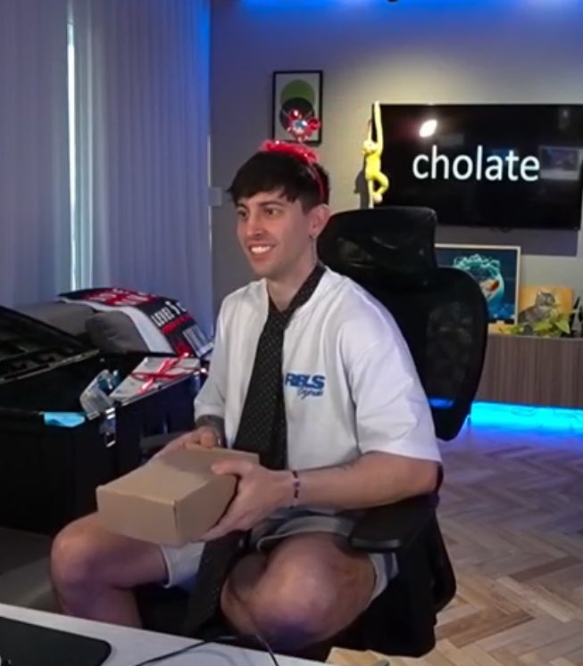 yo ordenando mi cuarto poniéndome cada cosa que encuentro: