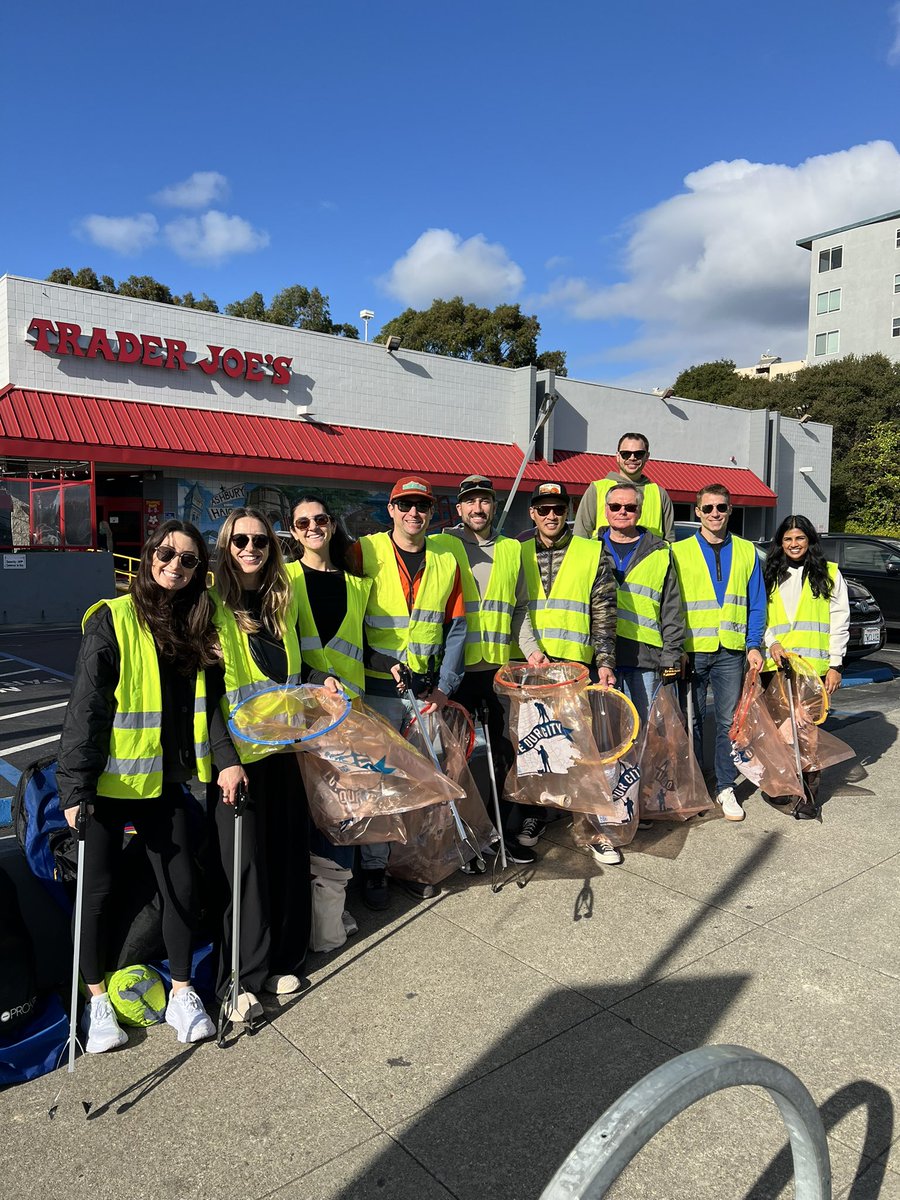 RefuseRefuseSF's tweet image. Extra clean in all directions from the Trader Joe’s on Masonic thanks to our regular weekly volunteers and this group from @cisco who came out to help.

Retirees, students, companies, and everyone in between showing up for SF and making it cleaner for all. TY!