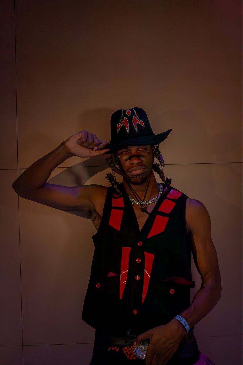 I can never be simple with a cosplay always gottta add a lil twist you know some ✨Razzle Dazzle✨