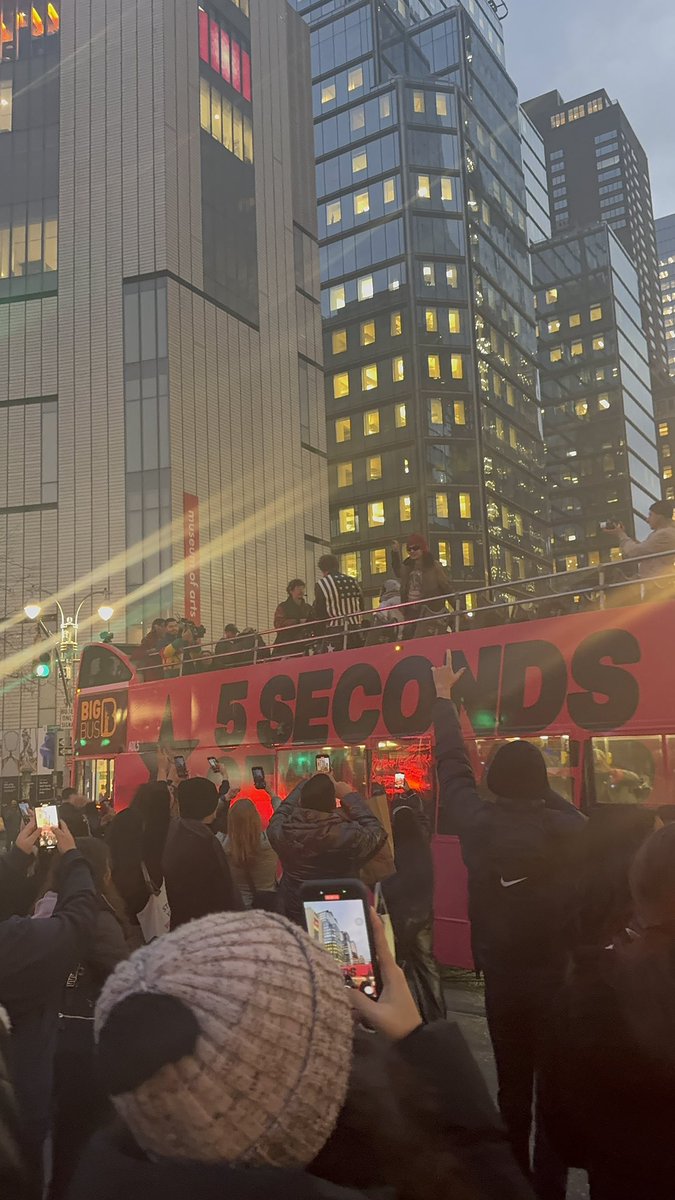 httpamanda's tweet image. wow i love my boys in a boyband 🫣