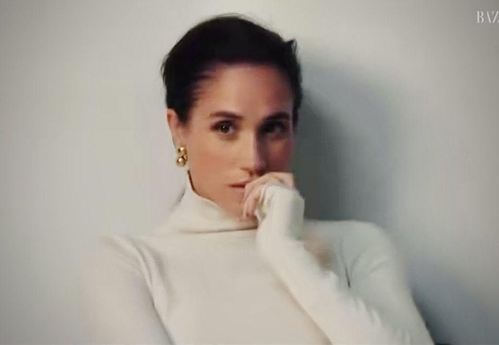 LuckyRevin's tweet photo. She killed it with this one😍😍😍 #MeghanSussex for @harpersbazaarES  #Decembercover #DuchessMeghan #HarpersBazaar 🙌🏼🙌🏼🙌🏼😭 https://t.co/vlbNZTMsDq