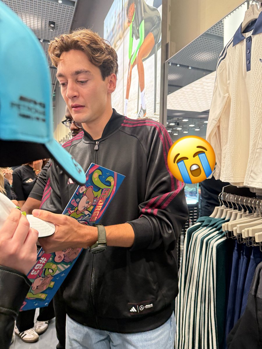 pripris00's tweet photo. OMG my friend gave the hand banner I drew to George😭 

#GR63 #GeorgeRussell https://t.co/turdOf44w1