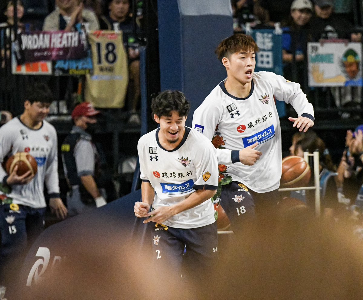 Fiddle_Discdog's tweet image. 入場からすでに元気な2人。
この後わっきがシュート外した
のはナイショ。笑
#琉球ゴールデンキングス
#ryukyugoldenkings
#脇真大 選手
#小針幸也 選手
