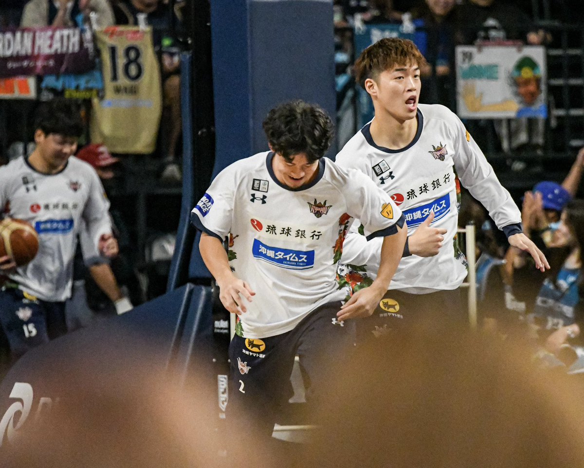 Fiddle_Discdog's tweet image. 入場からすでに元気な2人。
この後わっきがシュート外した
のはナイショ。笑
#琉球ゴールデンキングス
#ryukyugoldenkings
#脇真大 選手
#小針幸也 選手