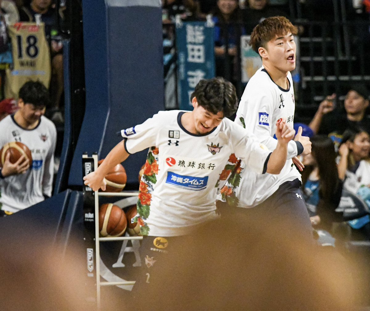 Fiddle_Discdog's tweet image. 入場からすでに元気な2人。
この後わっきがシュート外した
のはナイショ。笑
#琉球ゴールデンキングス
#ryukyugoldenkings
#脇真大 選手
#小針幸也 選手
