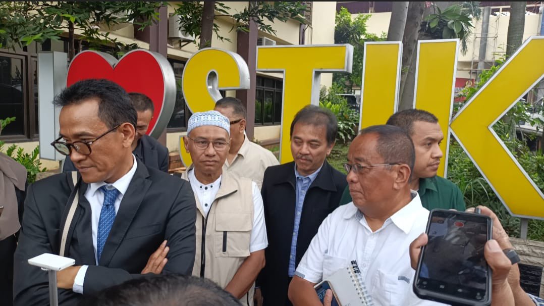 msaid_didu's tweet image. Reformasi POLRI di tengah “kepungan” POLISI.

Ternyata Tim Reformasi POLRI bukan hanya “dikepung” oleh polisi dalam susunan Tim ternyata kantornya pun “dikepung” POLISI. 
Berkantor di Perguruan Tinggi Ilmu Kepolisian Jakarta, yg saat masuk pun akan berbelok-belok dg penjagaan…