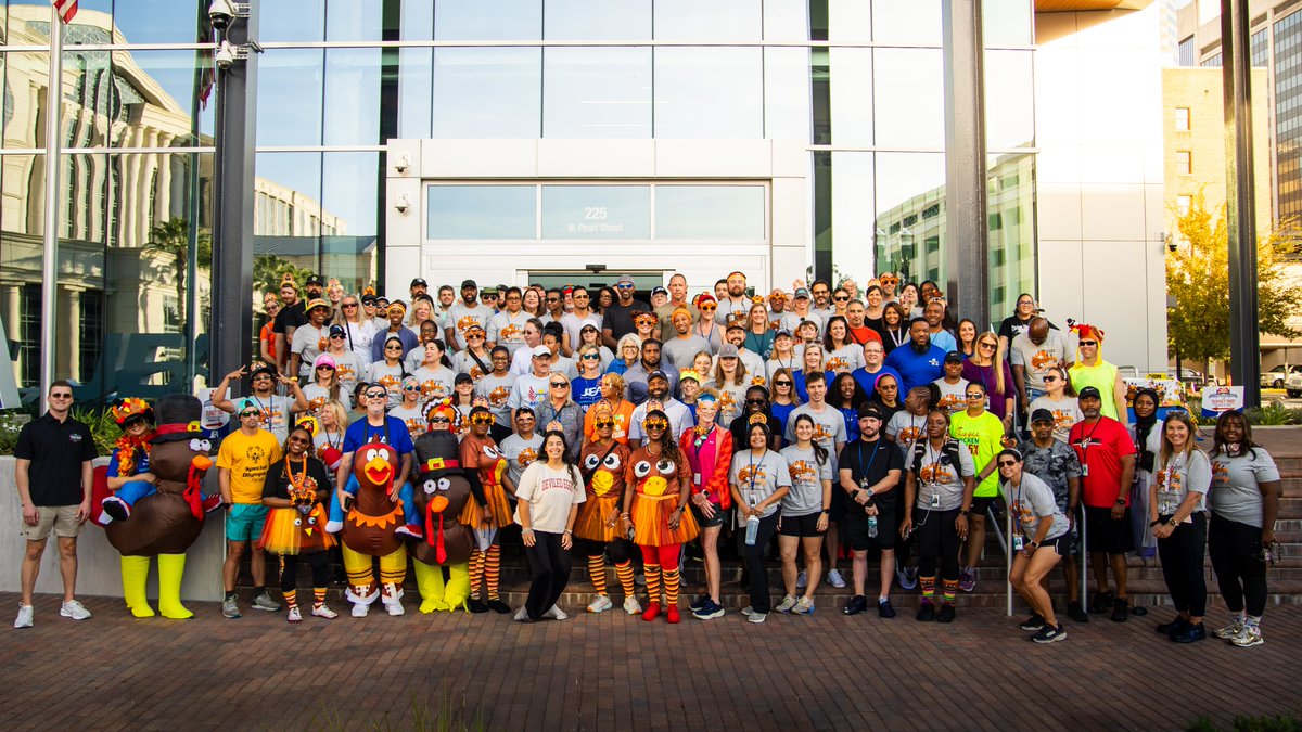 karenmcallister's tweet image. What a turnout for @NewsfromJEA Charity 5K Turkey Trot! #TeamJEA 🚶‍♀️🏃‍♂️ Downtown Jax &amp;amp; across bridges to support our customers in need. #NeighbortoNeighbor #BuildingCommunity