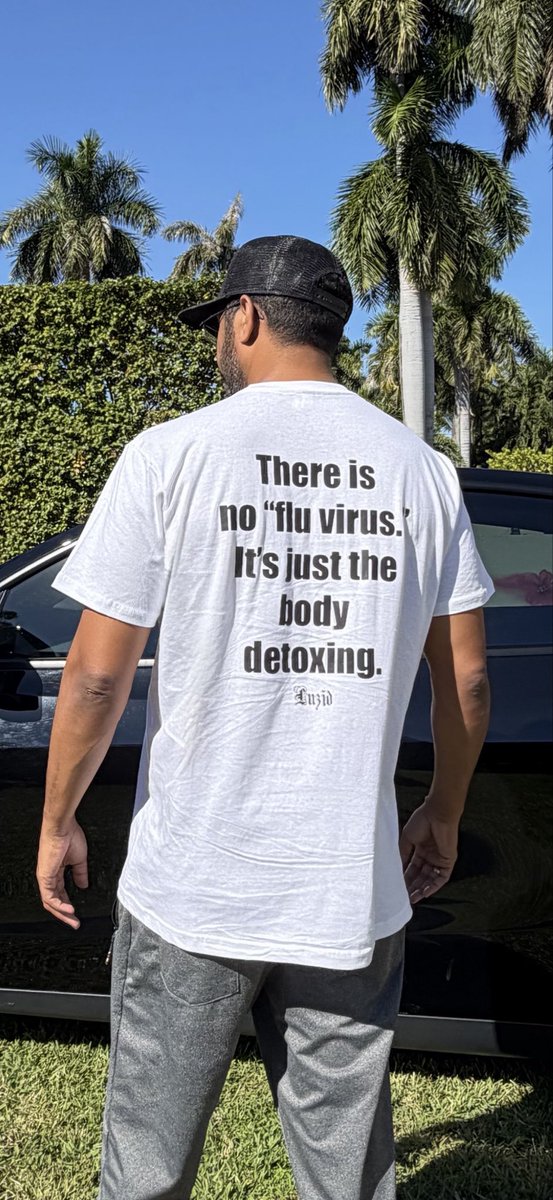 __luzid__'s tweet image. Sporting the new shirt 💫