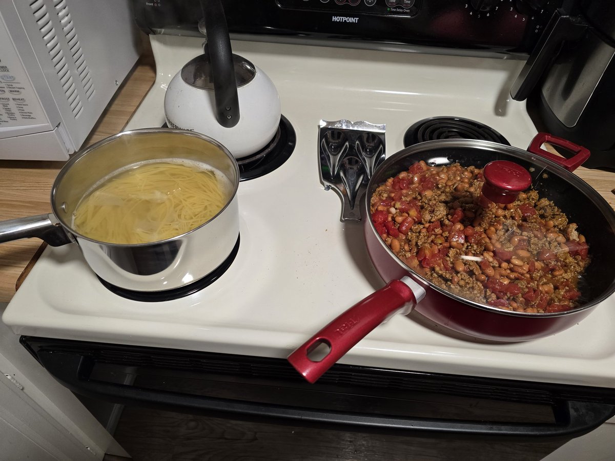 ArcherSys's tweet image. I&apos;m making Chili Spagoot for the Family for dinner tonight 🤤🤤🤤

#Dinner #HomeCooked #Family #Colorado