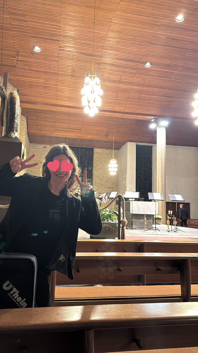 honefuki's tweet image. コンサート前の愉快なひと時😂
本番も楽しかった！
コンサートを終えて帰宅は結局22時半に😇予定より長引いたw
でもお子はシッターさんと楽しく遊びセルフ子守唄を20分ほど歌ってからしっかり寝たそう🥹
👩🏻可愛すぎてずっとモニター見ながら聴いてたわ
と🤣
お子もシッターさんも協力ありがとう😭