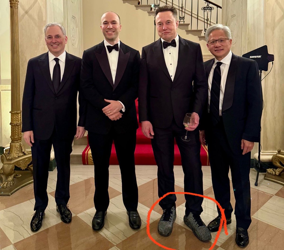 FirstLadyNot's tweet image. The richest man in the world went out in public with these on his feet 🤡